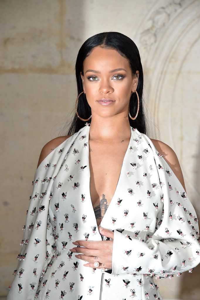 rihanna-at-christian-dior-show-pfw-2