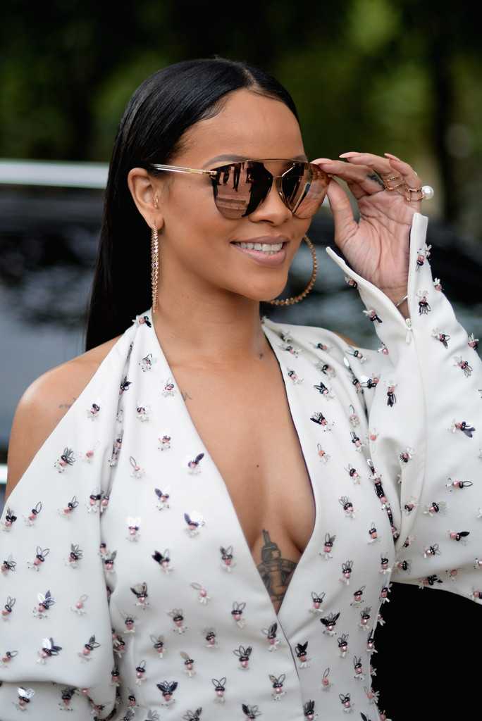 rihanna-at-christian-dior-show-pfw-4