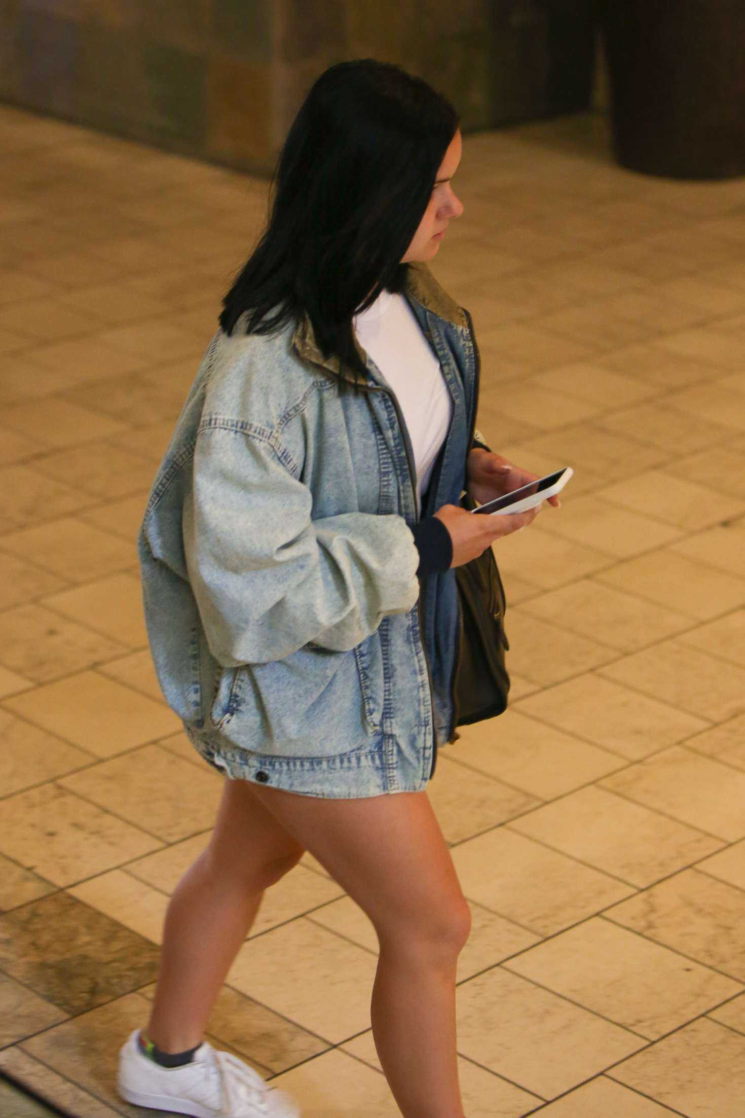 ariel-winter-at-the-coffee-bean-and-tea-leaf-10