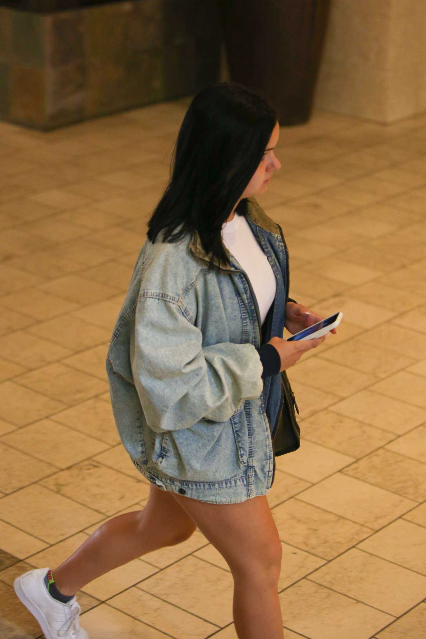 ariel-winter-at-the-coffee-bean-and-tea-leaf-12