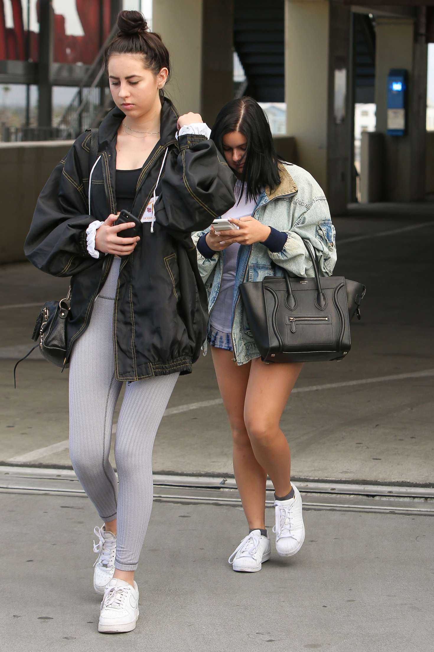 ariel-winter-at-the-coffee-bean-and-tea-leaf-2