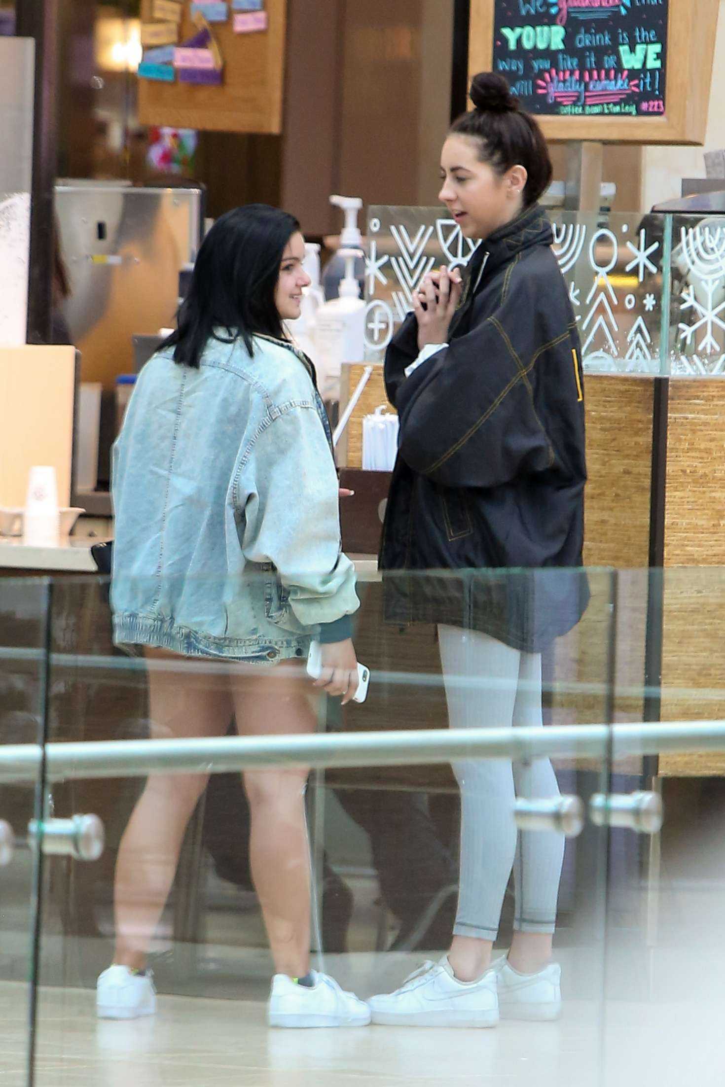 ariel-winter-at-the-coffee-bean-and-tea-leaf-4