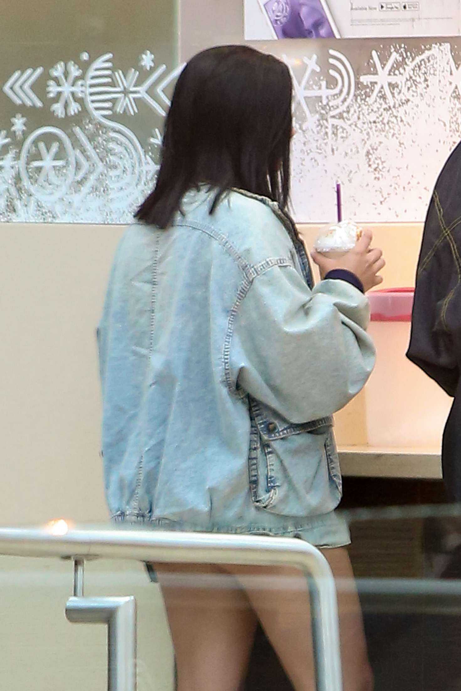 ariel-winter-at-the-coffee-bean-and-tea-leaf-6