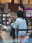 ariel-winter-at-the-coffee-bean-and-tea-leaf-7