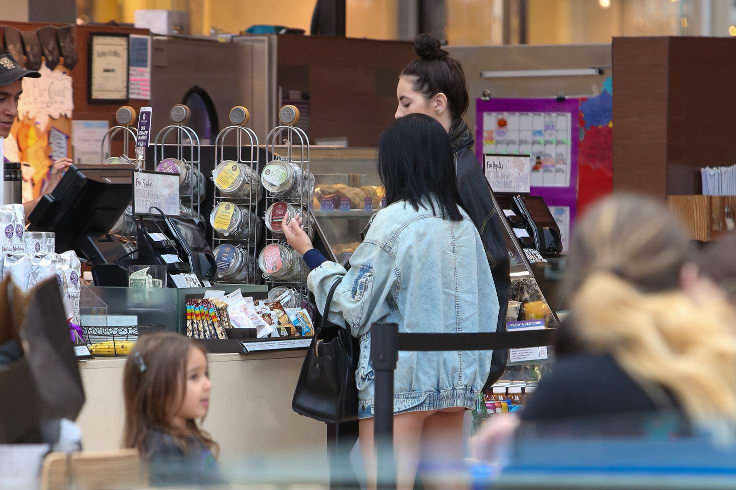 ariel-winter-at-the-coffee-bean-and-tea-leaf-7