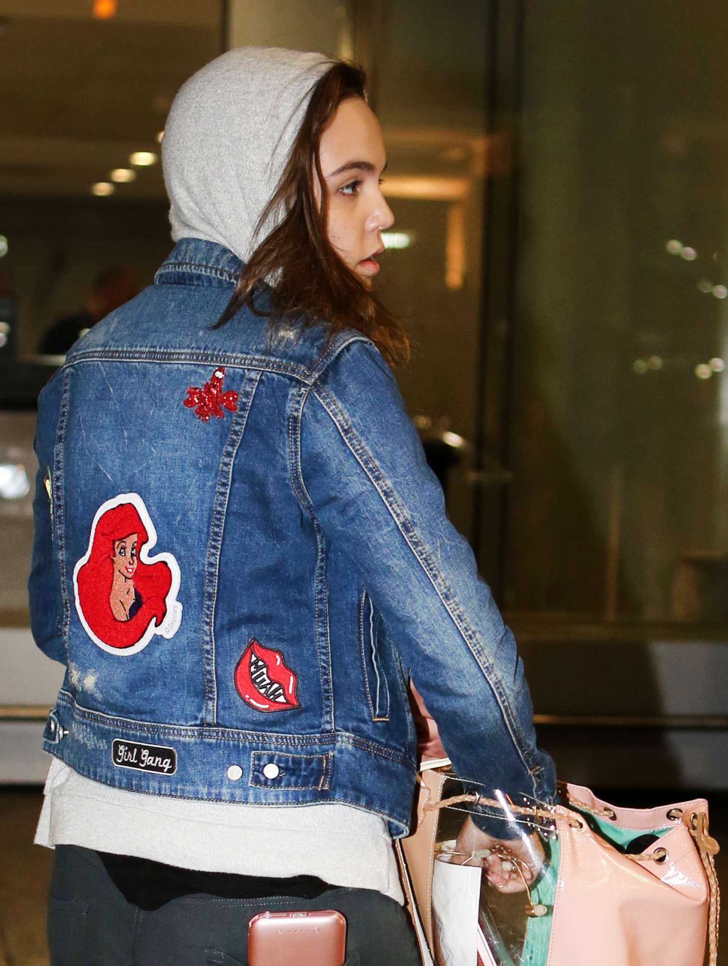 bailee-madison-in-jeans-at-pearson-international-airport-12