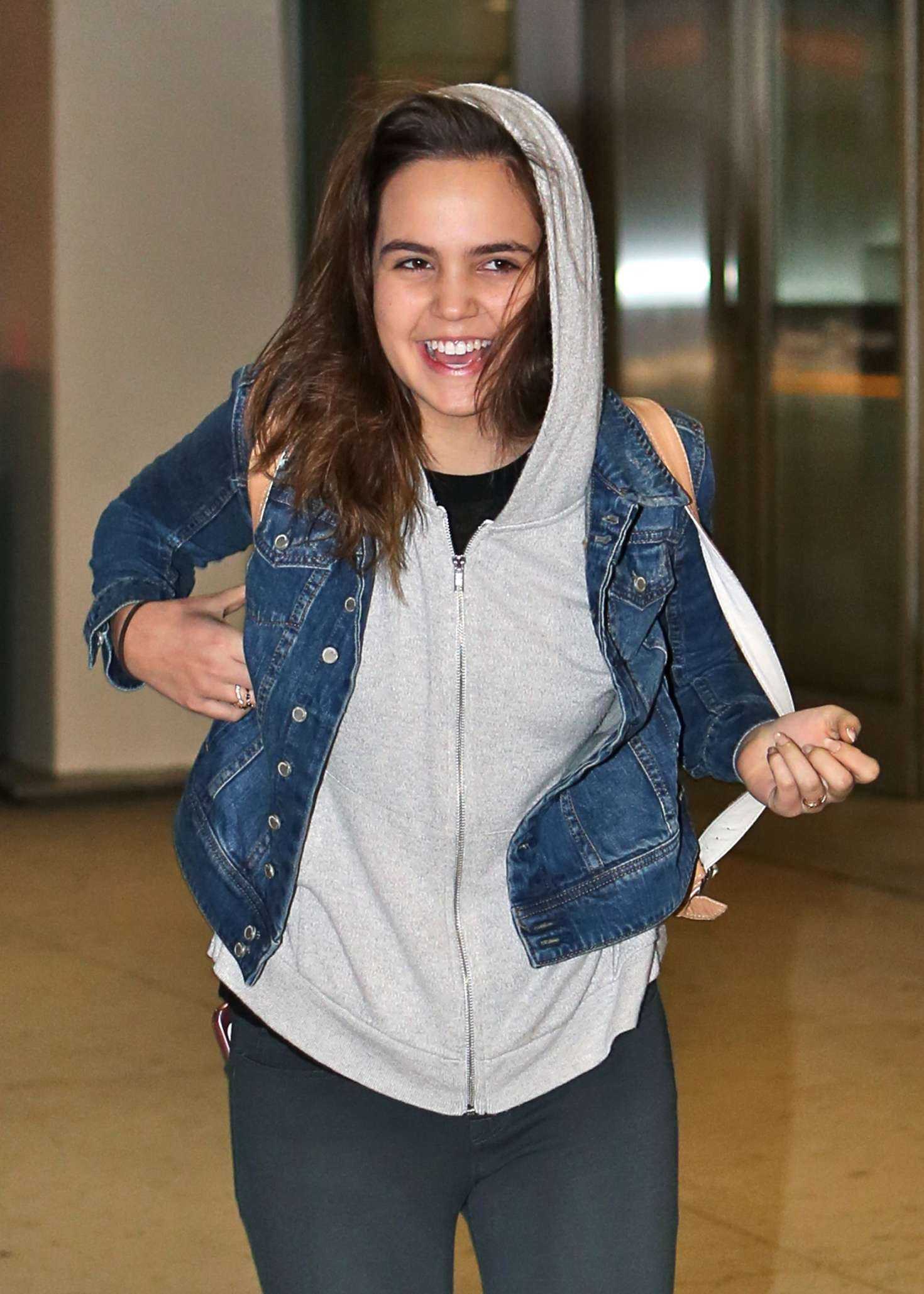 bailee-madison-in-jeans-at-pearson-international-airport-8