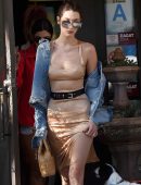bella-hadid-pokies-9