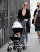 chrissy-teigen-shopping-with-daughter-1