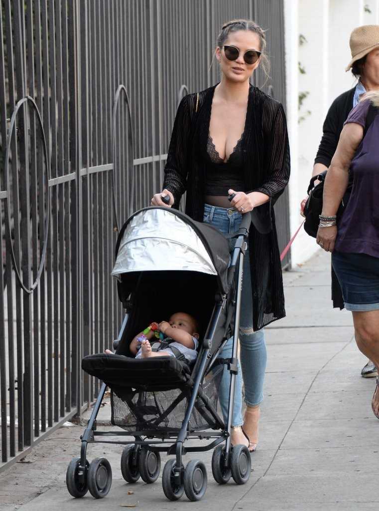 chrissy-teigen-shopping-with-daughter-1