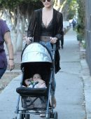 chrissy-teigen-shopping-with-daughter-2