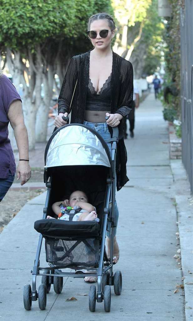 chrissy-teigen-shopping-with-daughter-2