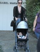 chrissy-teigen-shopping-with-daughter-3