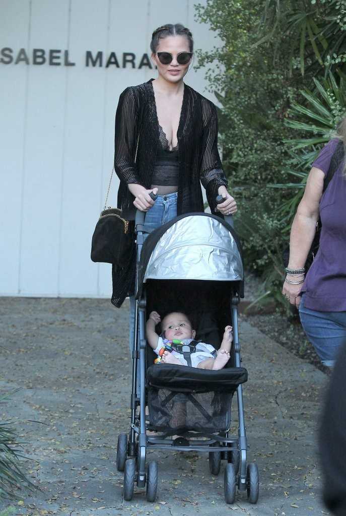 chrissy-teigen-shopping-with-daughter-3