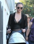 chrissy-teigen-shopping-with-daughter-4