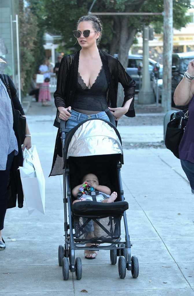 chrissy-teigen-shopping-with-daughter-6