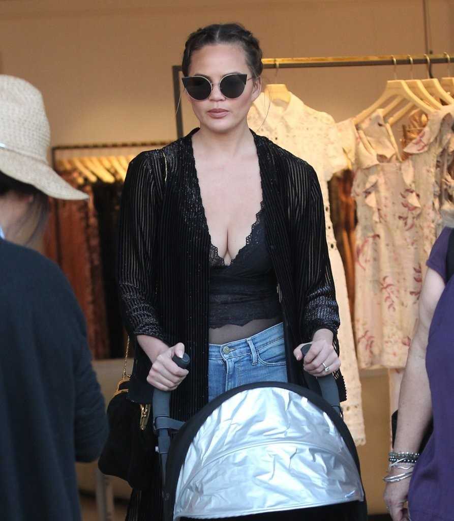 chrissy-teigen-shopping-with-daughter-7