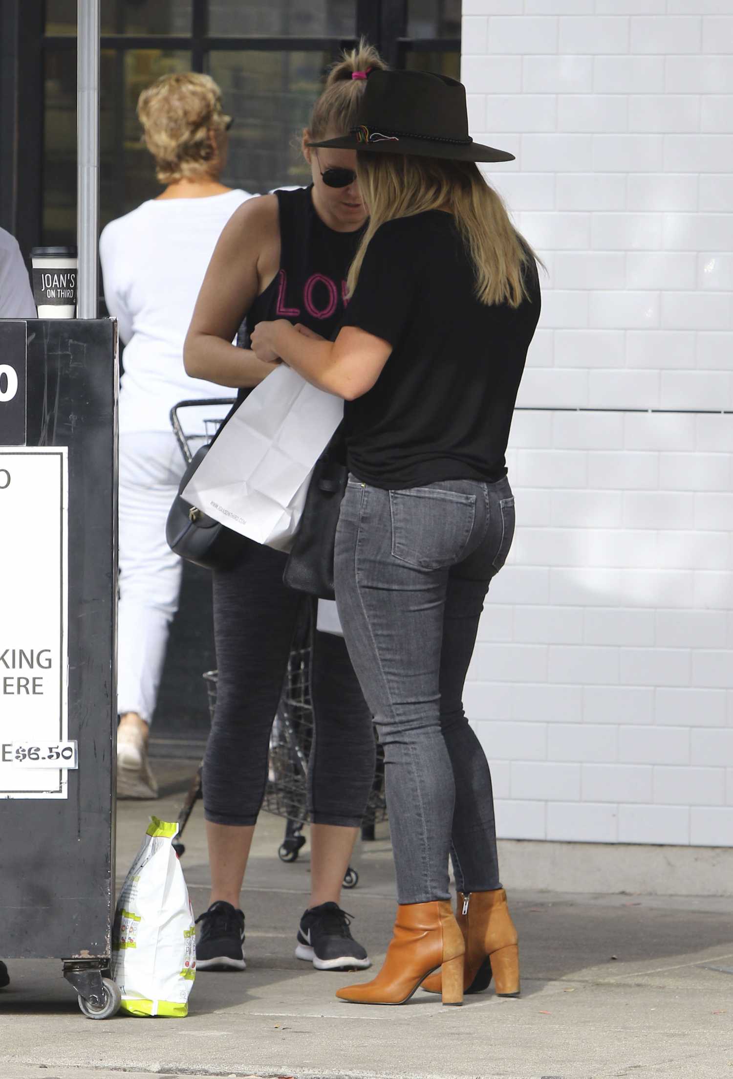hilary-duff-in-jeans-203