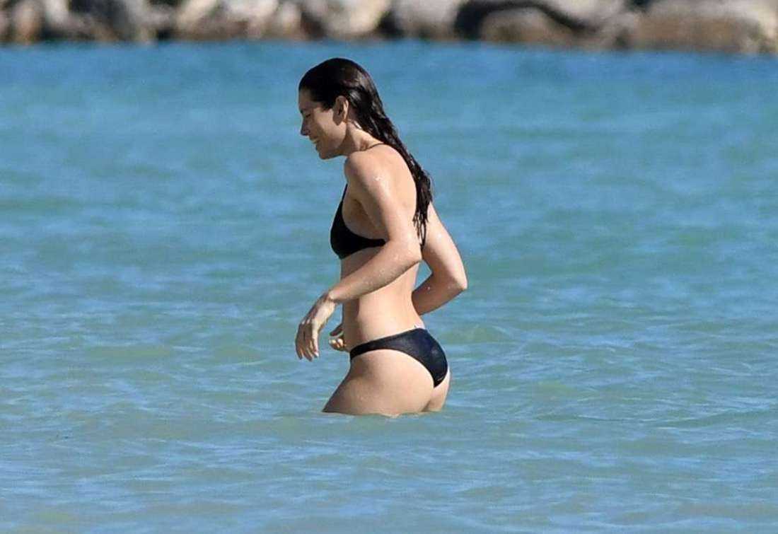 jessica-biel-in-bikini-at-a-caribbean-beach-2