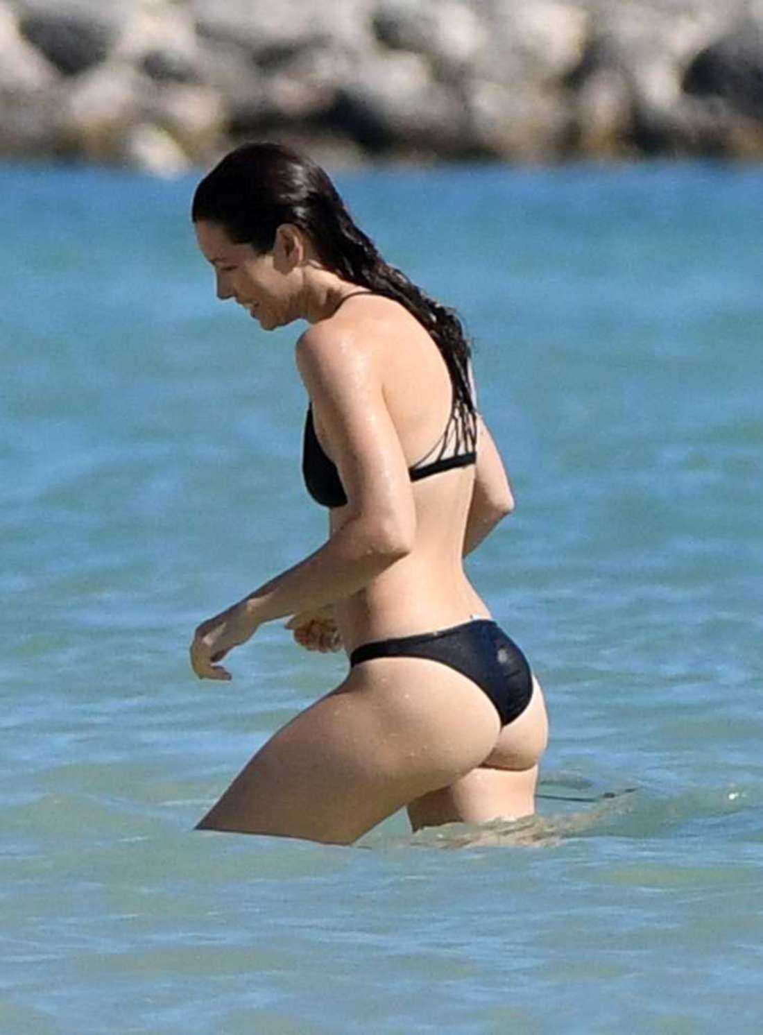 jessica-biel-in-bikini-at-a-caribbean-beach-3