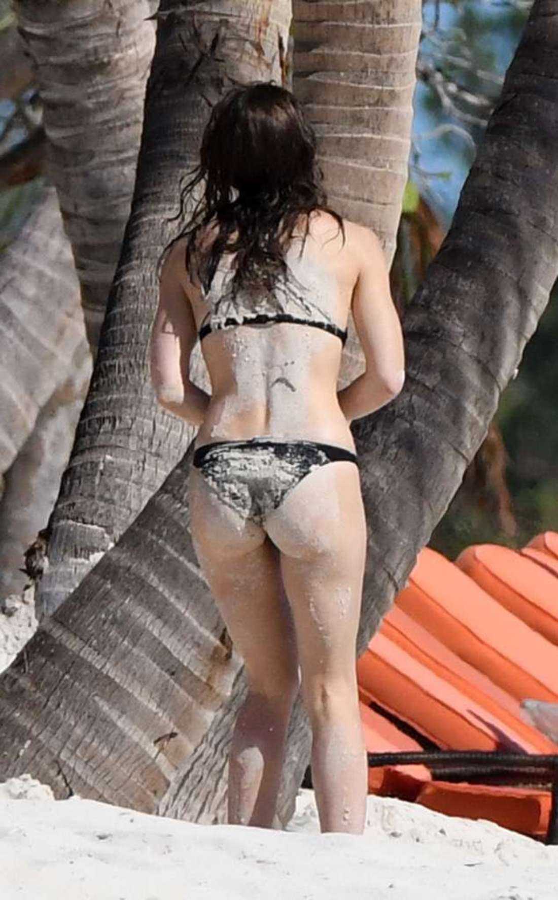 jessica-biel-in-bikini-at-a-caribbean-beach-5