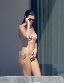 kourtney-kardashian-in-bikini-1