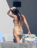 kourtney-kardashian-in-bikini-10