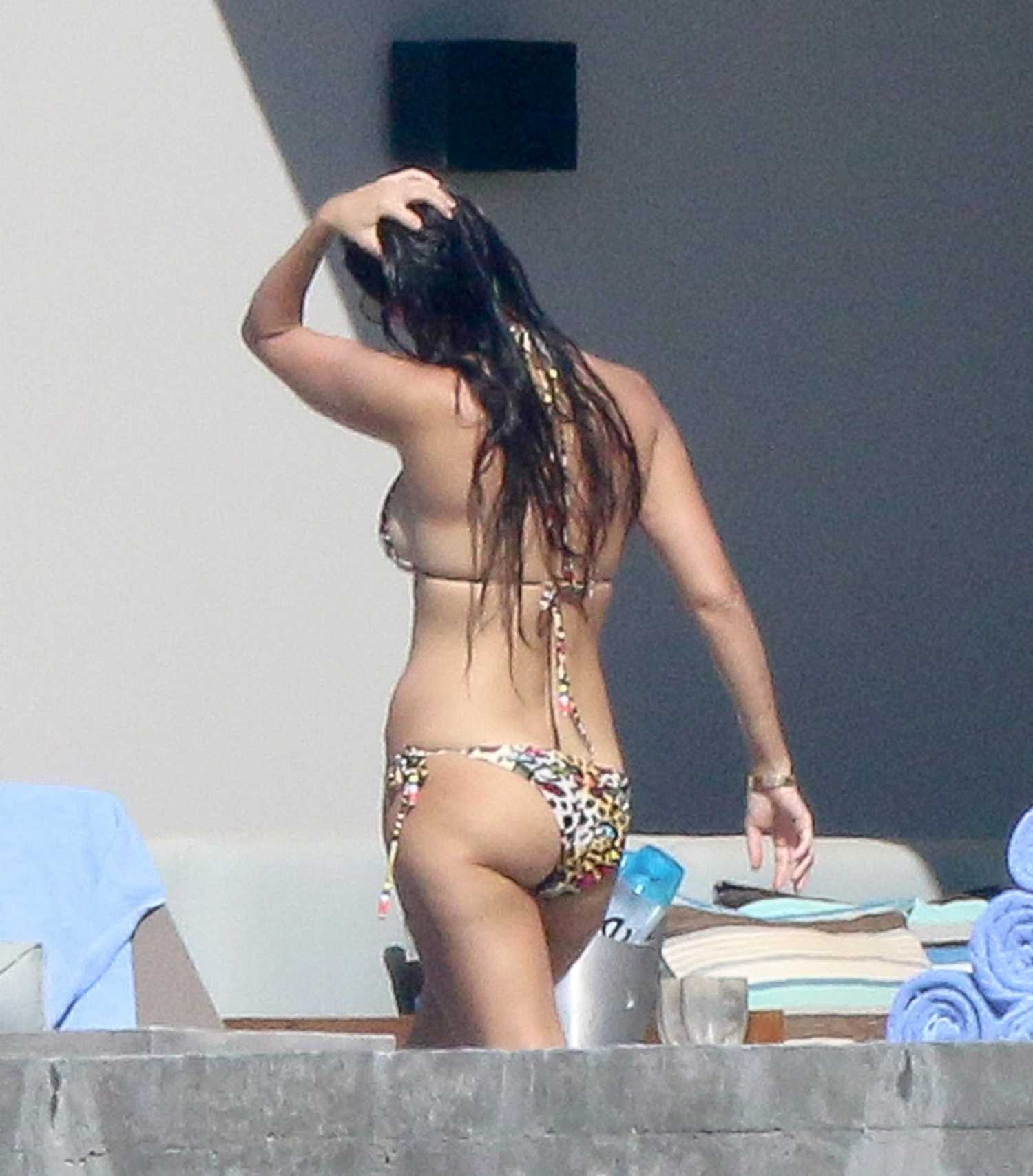 kourtney-kardashian-in-bikini-10