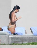 kourtney-kardashian-in-bikini-11