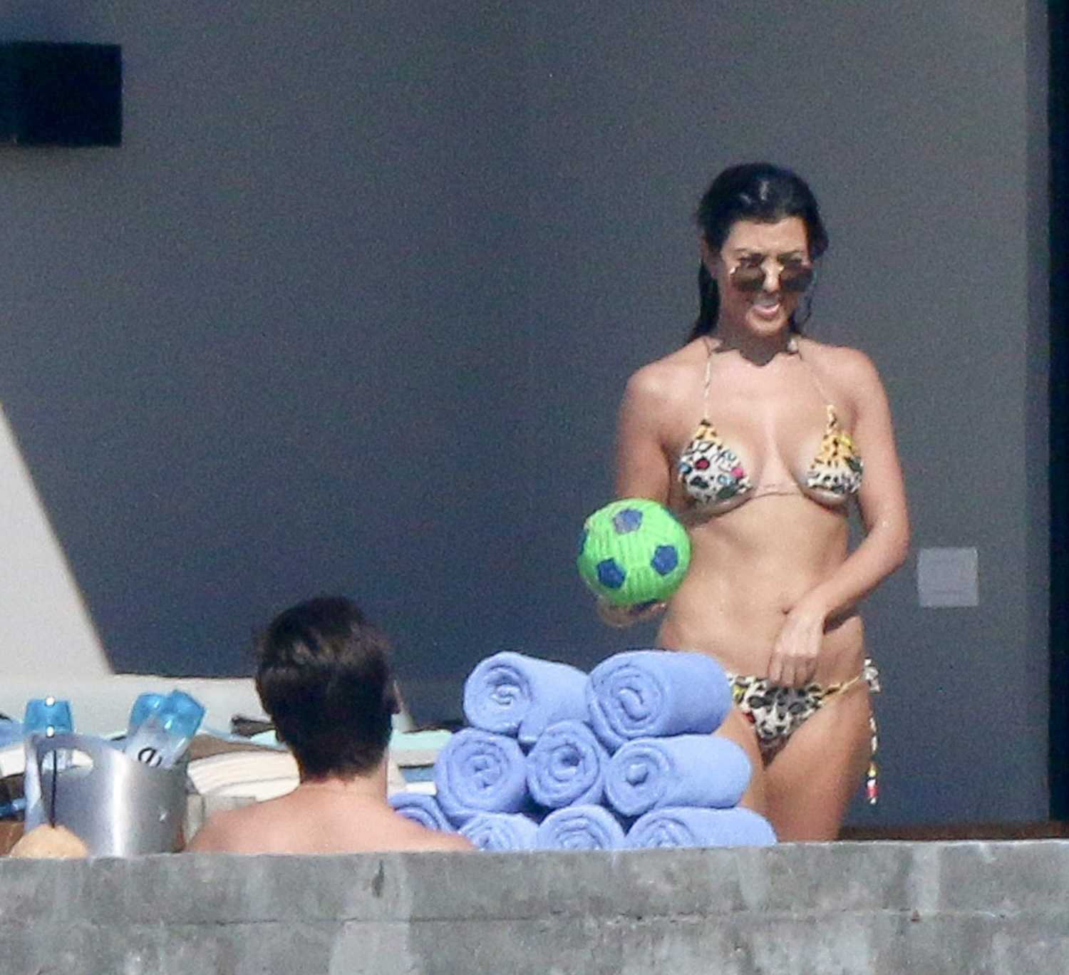 kourtney-kardashian-in-bikini-12
