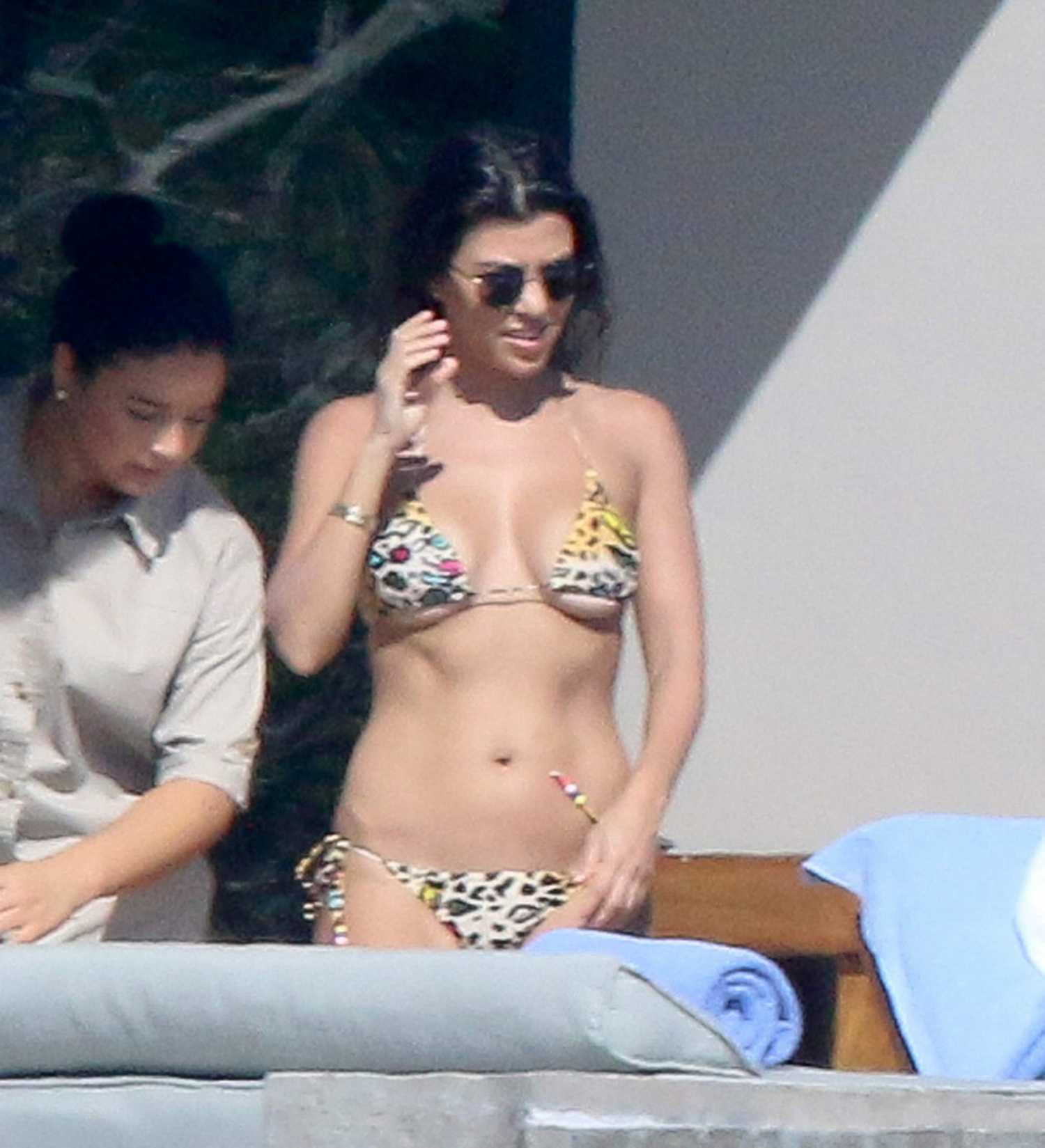 kourtney-kardashian-in-bikini-14