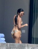 kourtney-kardashian-in-bikini-2