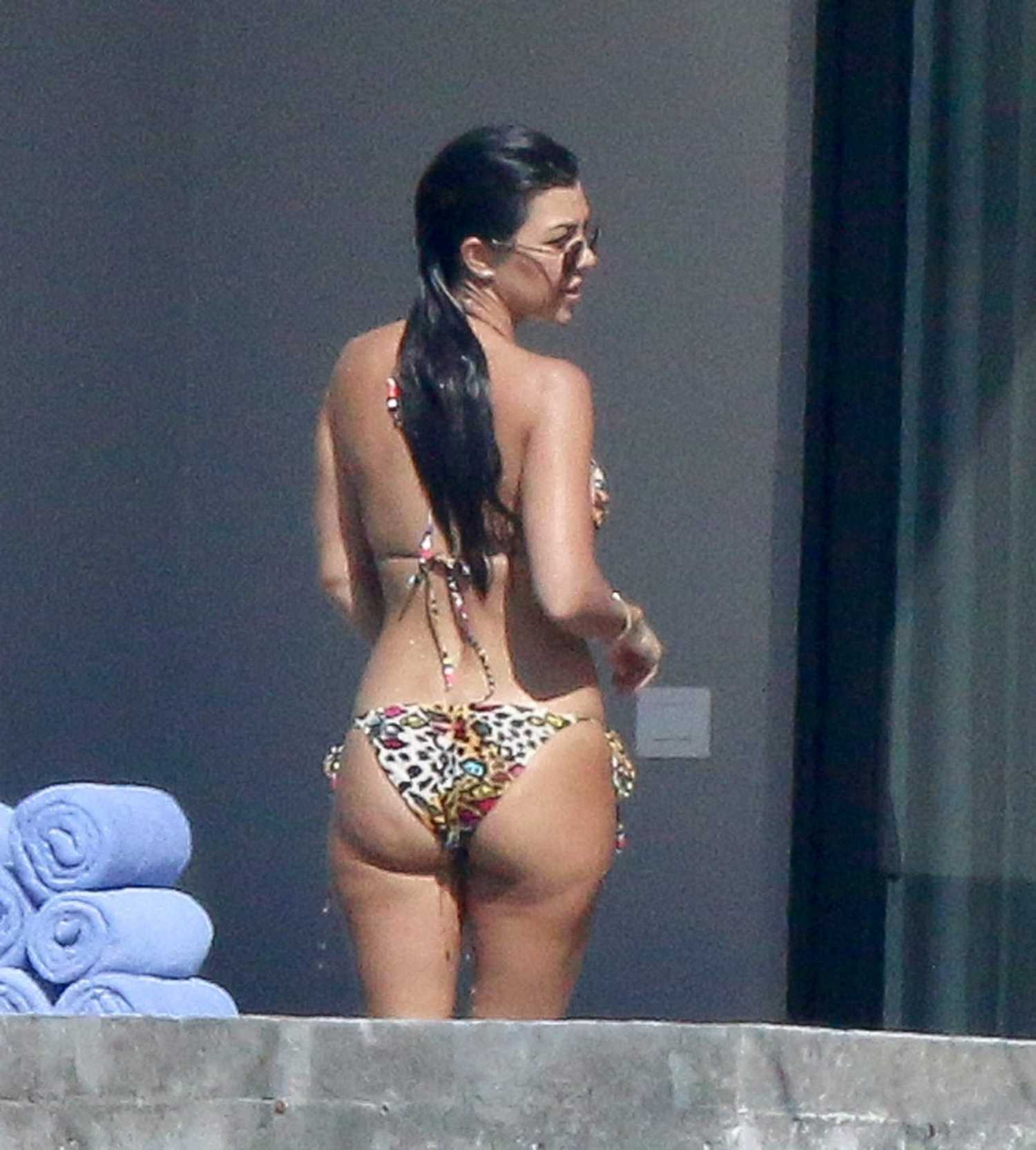 kourtney-kardashian-in-bikini-3