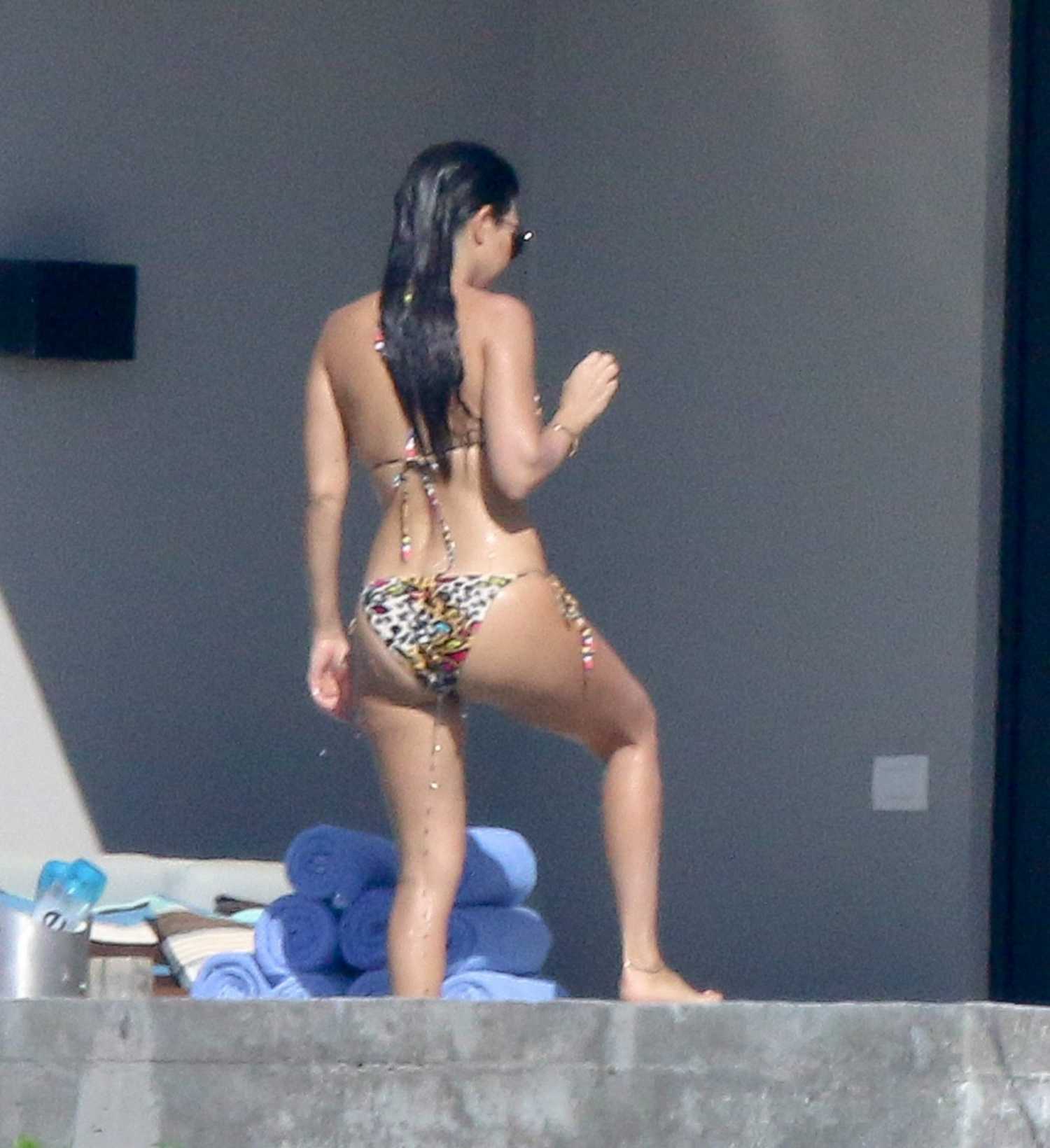 kourtney-kardashian-in-bikini-4