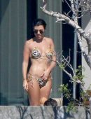 kourtney-kardashian-in-bikini-5