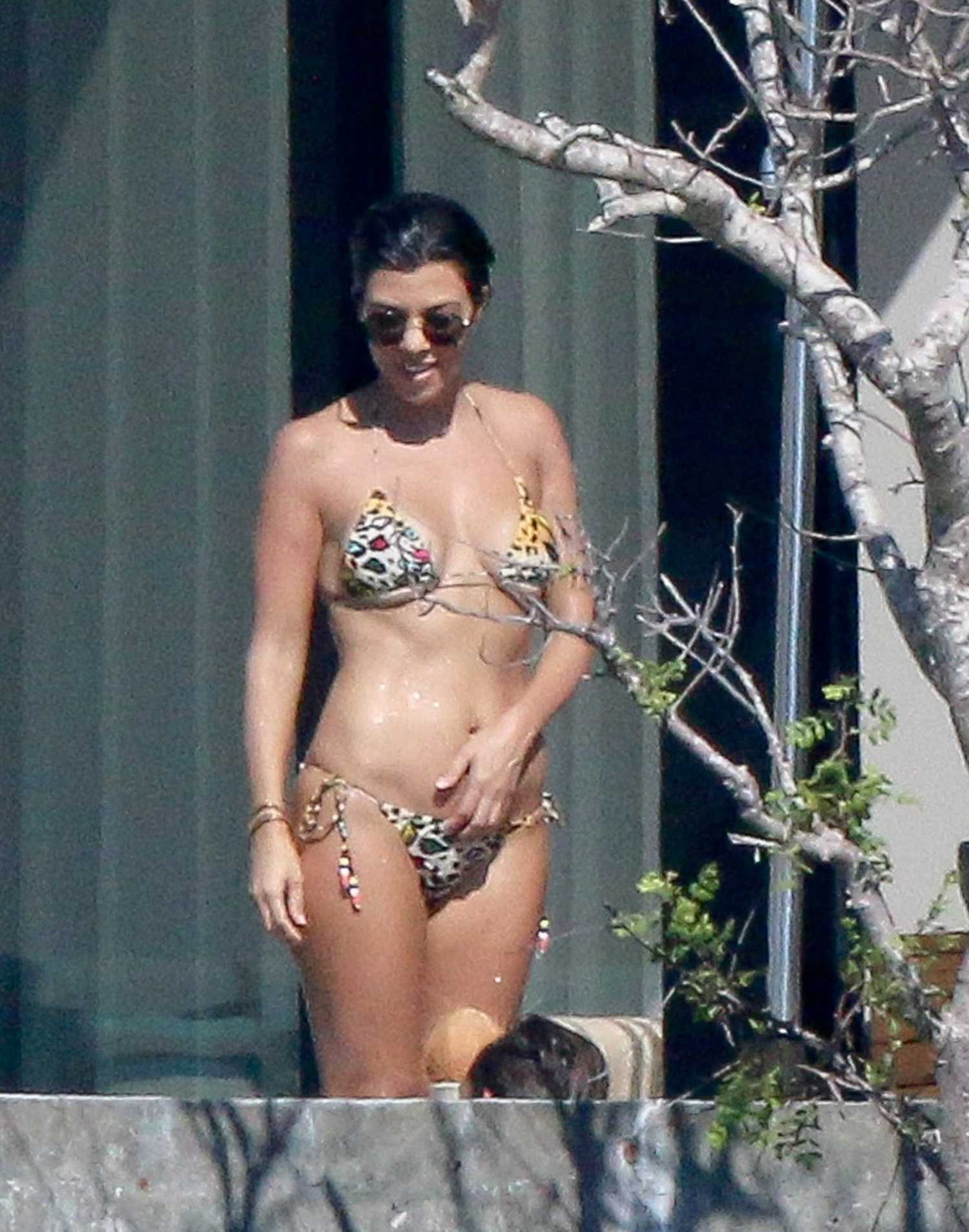 kourtney-kardashian-in-bikini-5