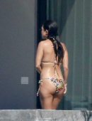 kourtney-kardashian-in-bikini-6
