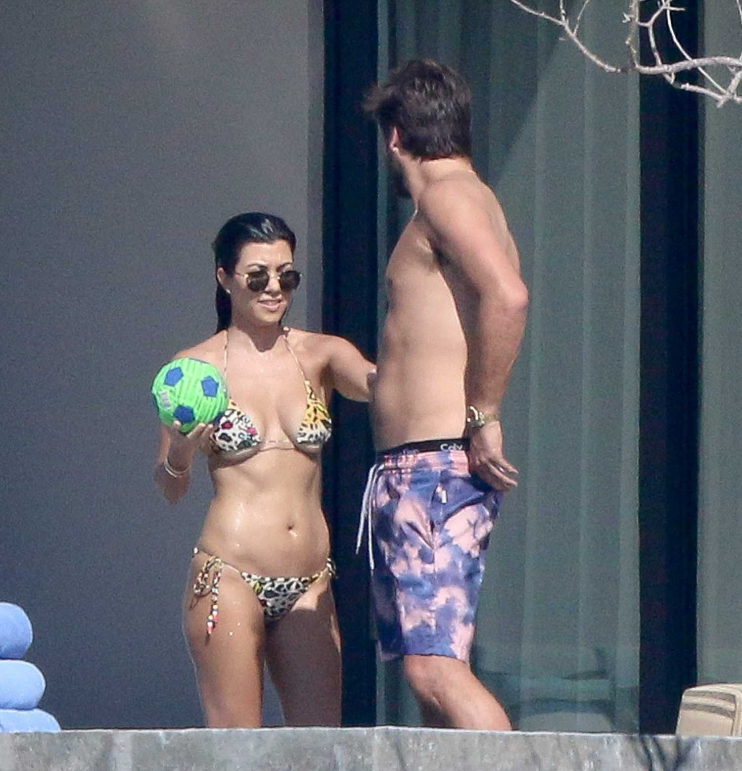 kourtney-kardashian-in-bikini-7