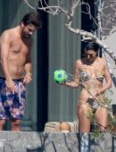 kourtney-kardashian-in-bikini-8
