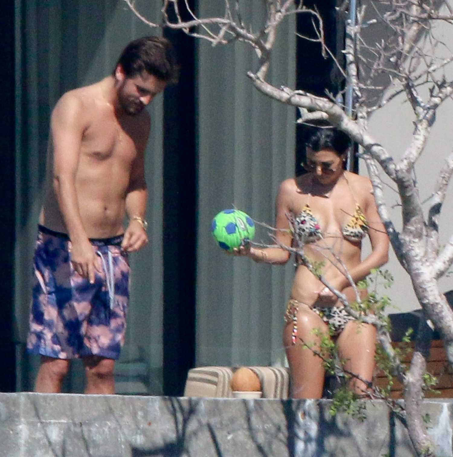 kourtney-kardashian-in-bikini-8