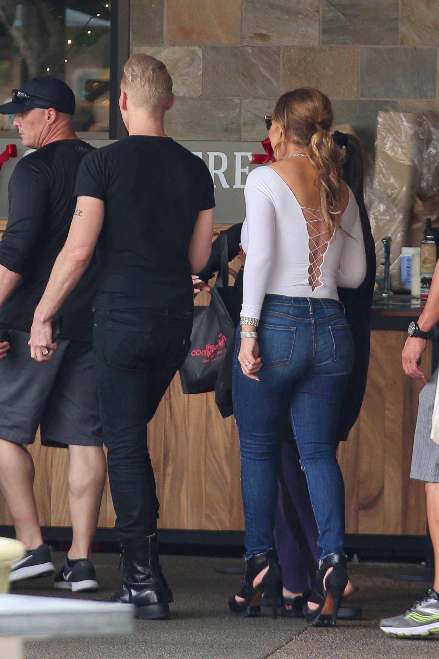 mariah-carey-shopping-on-thanksgiving-day-1
