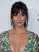 olivia-munn-at-2016-american-music-awards-la-9