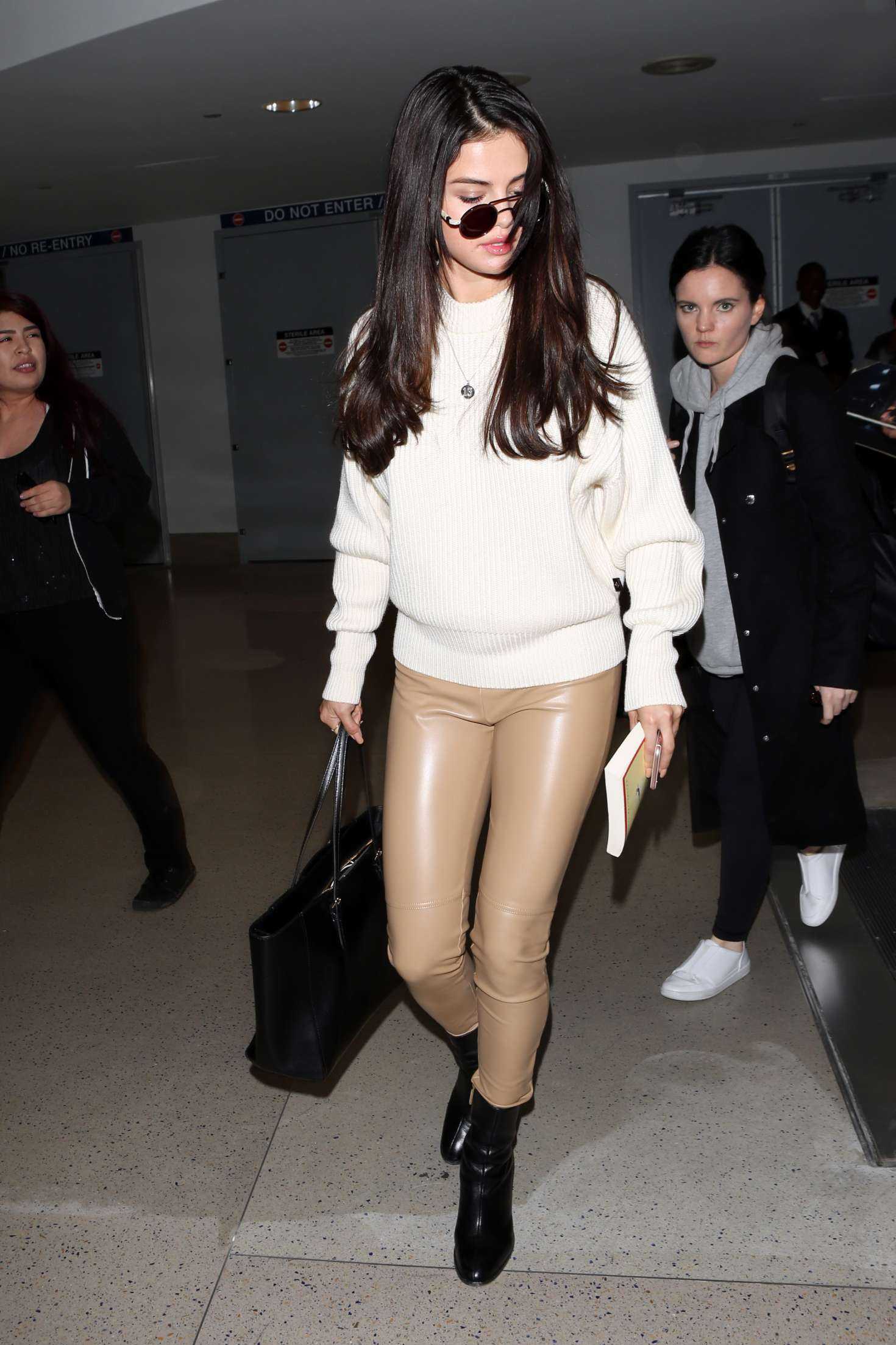 selena-gomez-arrive-at-los-angeles-international-airport-5