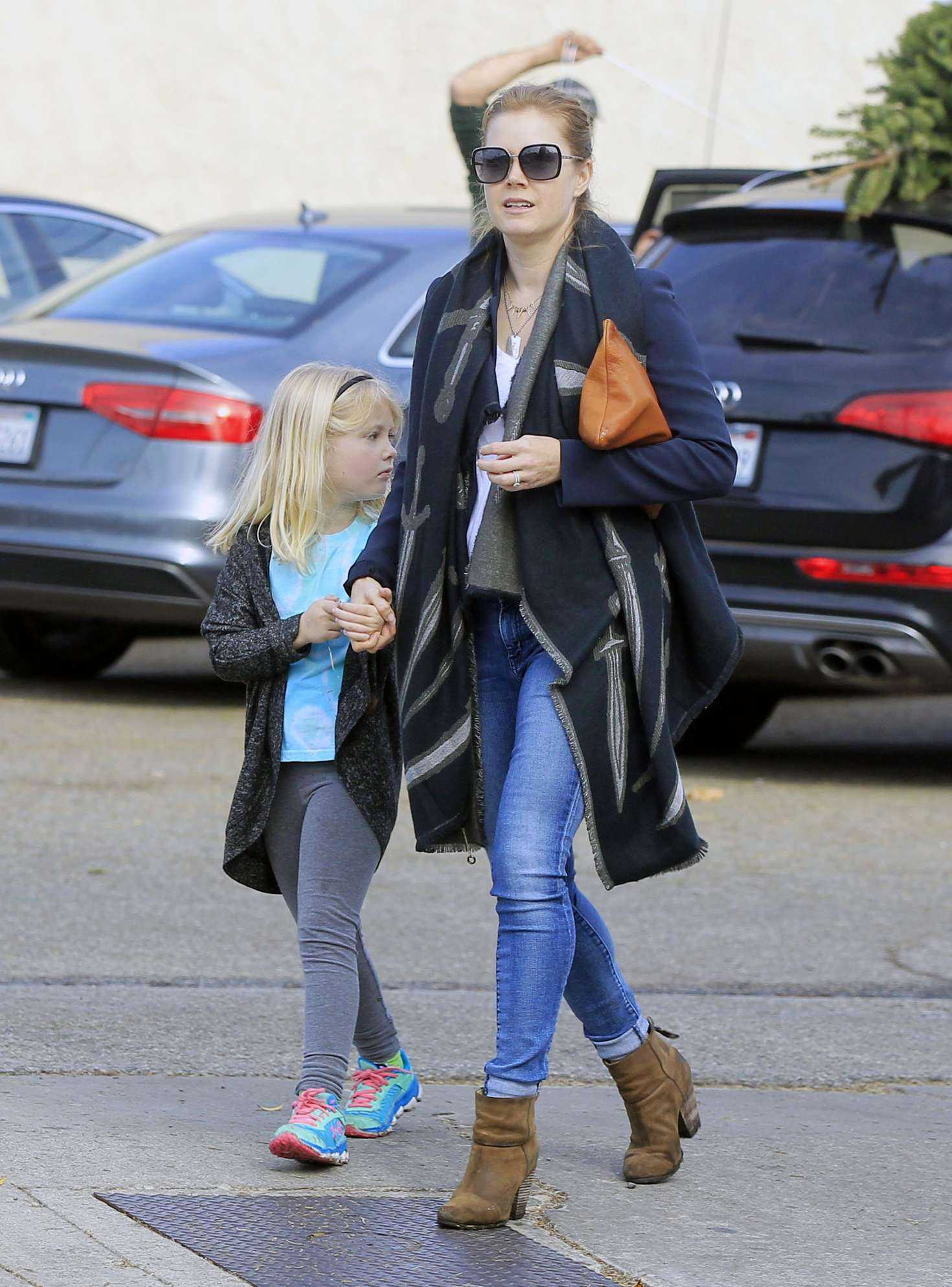 Amy-Adams-Shopping-for-Christmas-Tree-3
