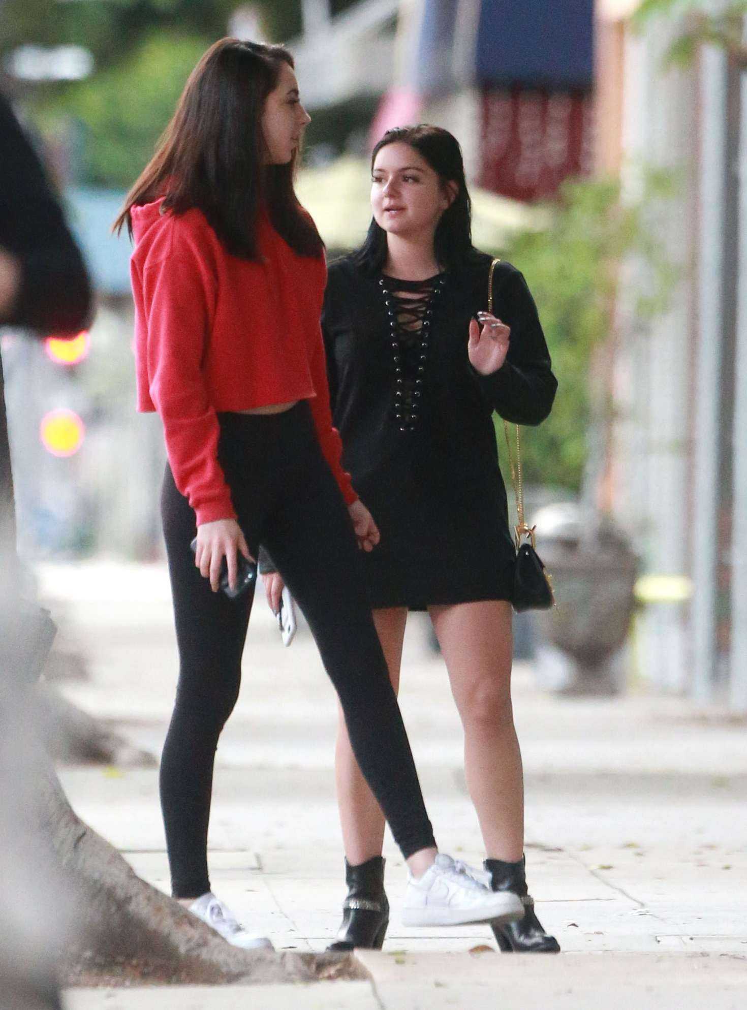 Ariel-Winter-Leggy-906