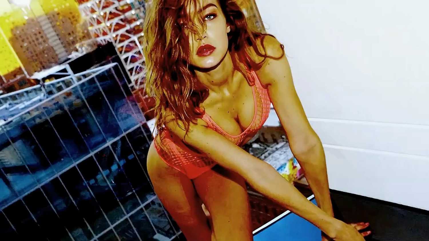 Gigi-Hadid-LOVE-Advent-2016-6