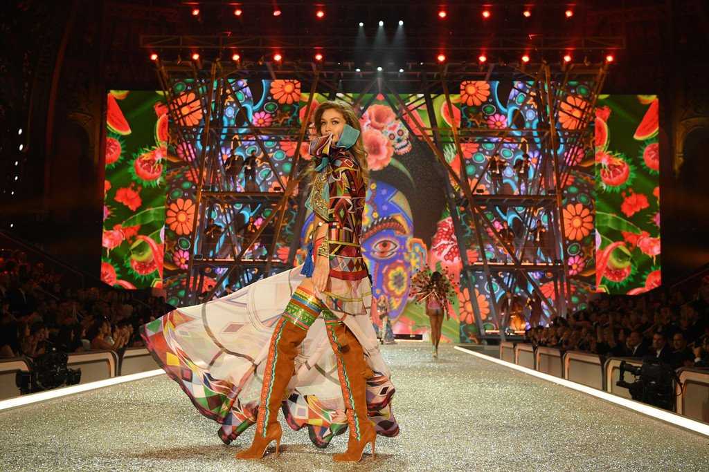gigi-hadid-at-2016-victorias-secret-fashion-show-in-paris-16