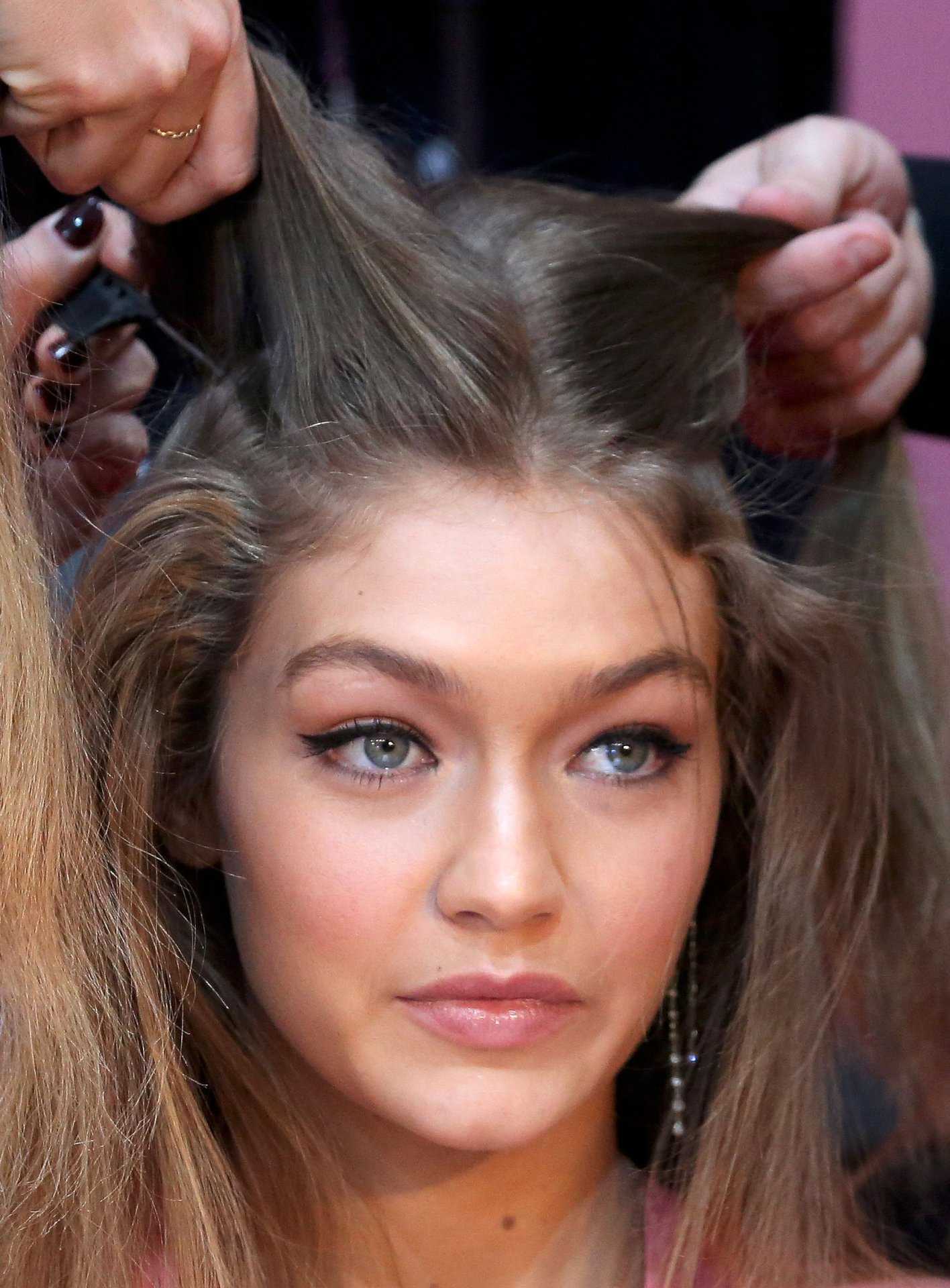 gigi-hadid-at-2016-victorias-secret-fashion-show-in-paris-5