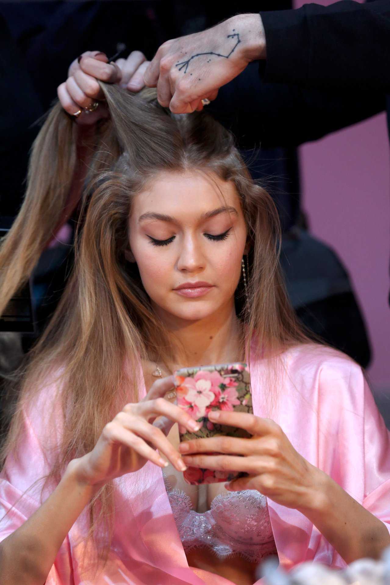 gigi-hadid-at-2016-victorias-secret-fashion-show-in-paris-8