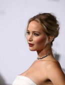 Jennifer-Lawrence-at-Passengers-Premiere-in-Westwood-3